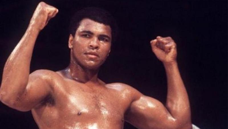 56 de victorii în 61 de meciuri, mişcări care au revoluţionat lumea boxului şi un geniu în ring! Muhammad Ali rămâne cel mai mare boxer din istorie