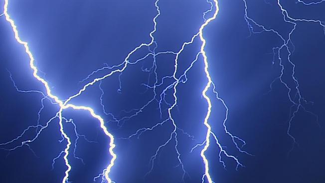 La un pas de tragedie! 51 de oameni, loviţi de trăsnet la un concert rock din Germania