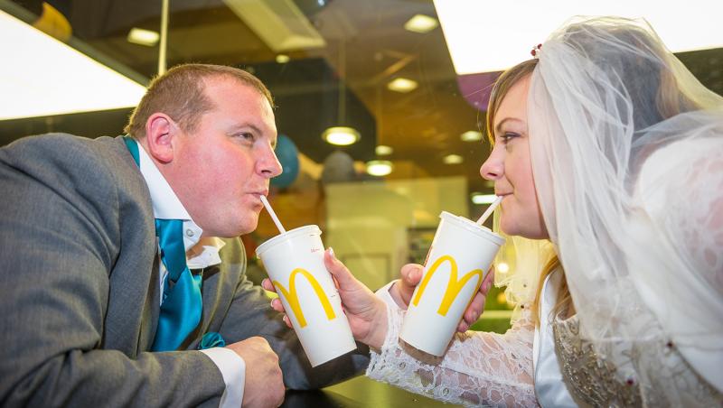 Nuntă cu cartofi prăjiți și burgeri. Doi îndrăgostiți și-au petrecut cea mai importantă zi într-un fast-food