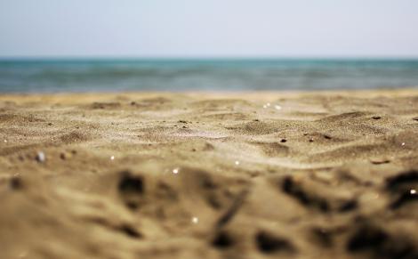 Turiștii aflați la plajă au încremenit! Au crezut că văd extratereștri ieșind din nisip! (VIDEO)