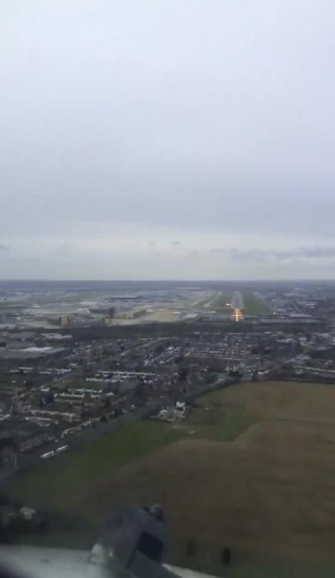 Un căpitan de aeronavă a făcut public un clip spectaculos! Ce văd piloții în momentul aterizării avionului! VIDEO