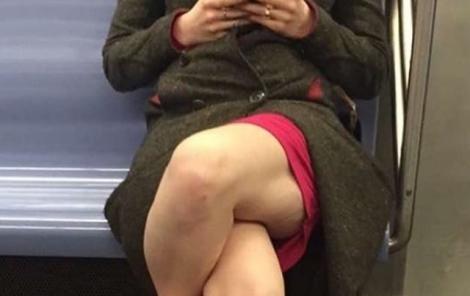 Călătorii din metrou s-au uitat doar la picioarele acestei femei! Motivul este cât se poate de bizar!