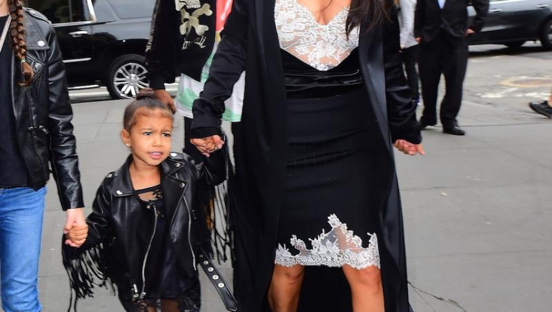 Așa mamă, așa fiică! Kim Kardashian, pusă la zid din cauza ținutelor pe care le poartă fetița ei, Norh. ”E o marionetă?!”