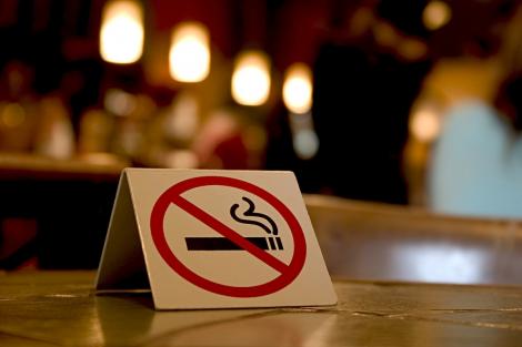 Legea antifumat, „îmblânzită”!  Se poate fuma în interior, în spaţii separate şi izolate