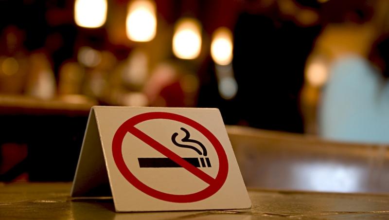 Legea antifumat, „îmblânzită”!  Se poate fuma în interior, în spaţii separate şi izolate