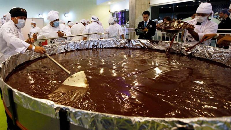 GENIAL! Cum arată 800 de kilograme de ciocolată puse laolaltă, într-o monedă de UN MILION de ori mai mare decât cea pe care o ai în portofel