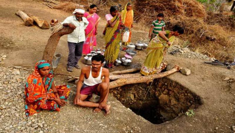 Femeia n-a fost lăsată să ia apă din fântână, așa că soțul s-a enervat și a dat satului o lecție colosală!