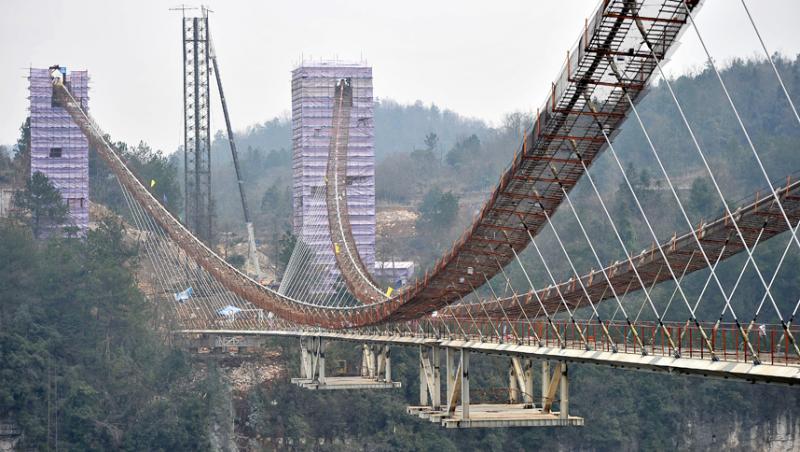 Cel mai lung pod de sticlă din lume, la 300 de metri deasupra pământului.  Imaginile sunt fascinante dar terifiante