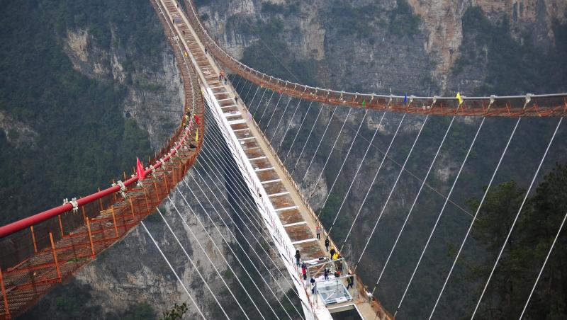Cel mai lung pod de sticlă din lume, la 300 de metri deasupra pământului.  Imaginile sunt fascinante dar terifiante