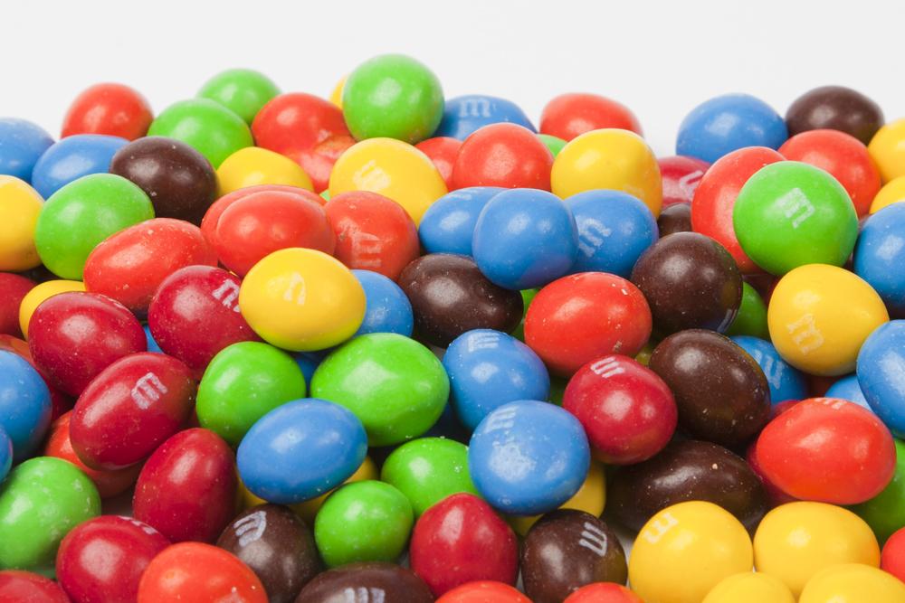 Suedia interzice comercializarea bomboanelor "m&m's"
