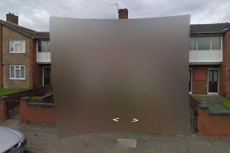 De ce a blurat Google Street View această imagine. "Era la duș și a tras draperia?!"
