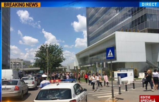 Alertă cu bombă &icirc;ntr-o clădire de birouri din nordul Capitalei. Sute de oameni au fost evacuați
