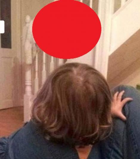 O mamă din Marea Britanie și-a pozat fetița care vorbea cu „prietenul imaginar”. Când a printat fotografia, a observat un detaliu înfricoșător