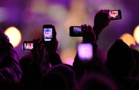 Apple vrea să dezactiveze camerele iPhone-urilor, în timpul concertelor live. Cum va fi posibil acest lucru