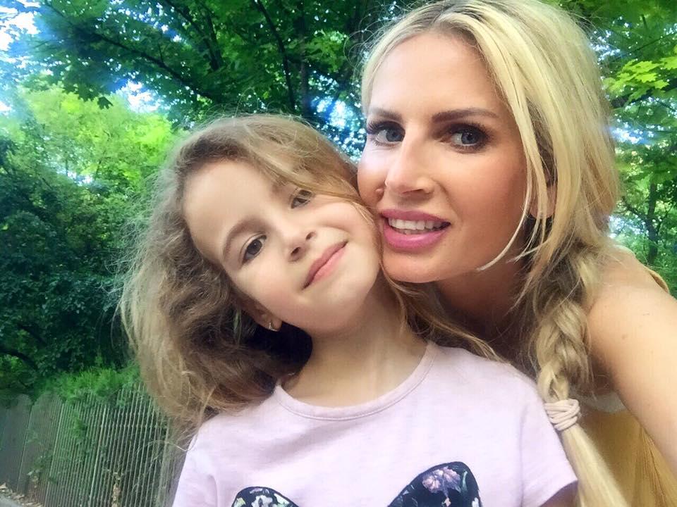 Andreea Bănică, "pedepsită" de propria fiică! Reacţia pe care a avut-o Sophia, atunci c&acirc;nd a aflat că va avea un frățior, e de milioane