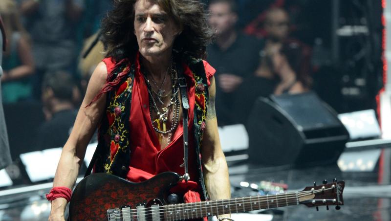 Chitaristul Joe Perry, cofondator al trupei Aerosmith, dus de urgenţă la spital! S-a prăbuşit pe scenă
