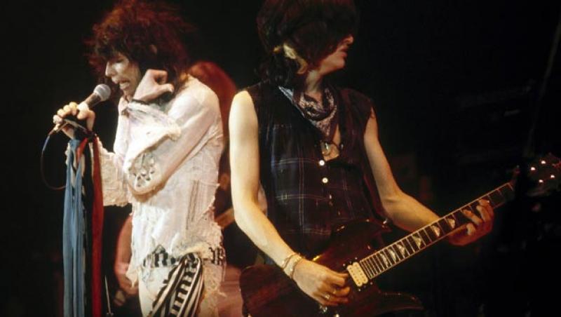 Chitaristul Joe Perry, cofondator al trupei Aerosmith, dus de urgenţă la spital! S-a prăbuşit pe scenă