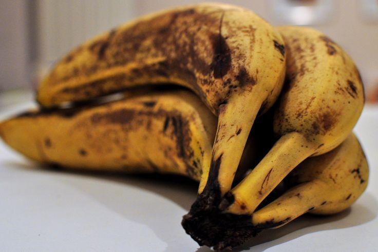 S-au înnegrit bananele și nu vrei să le arunci? Uite cel mai tare truc ca să le faci din nou galbene! (VIDEO)