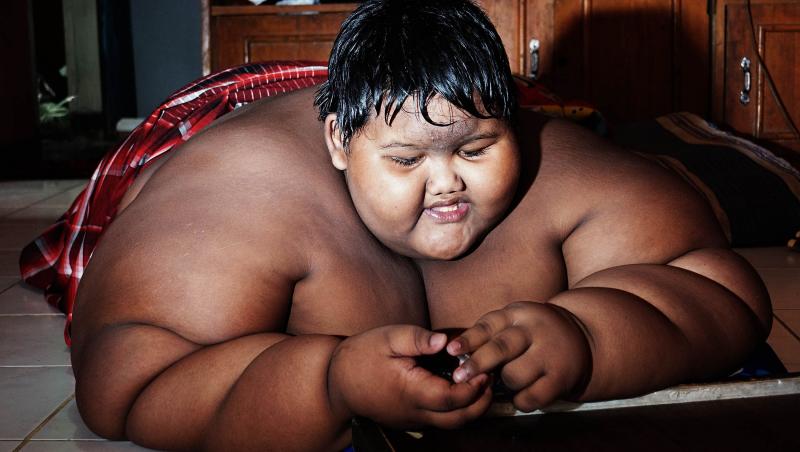 Video! El este cel mai gras copil din lume: La 10 ani cântăreşte aproape 200 de kilograme şi are nevoie de cel puţin cinci mese copioase pe zi