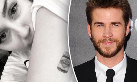 Miley Cyrus şi-a tatuat un borcan pe braţ. Artista i-l dedică iubitului său, Liam Hemsworth. Motivul?!