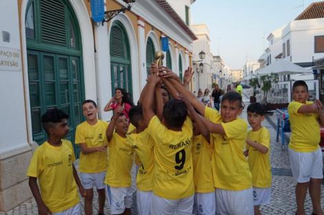 Copiii de la Şcoala Socială de Fotbal, experienţă de neuitat la Copa Alma-Real Madrid