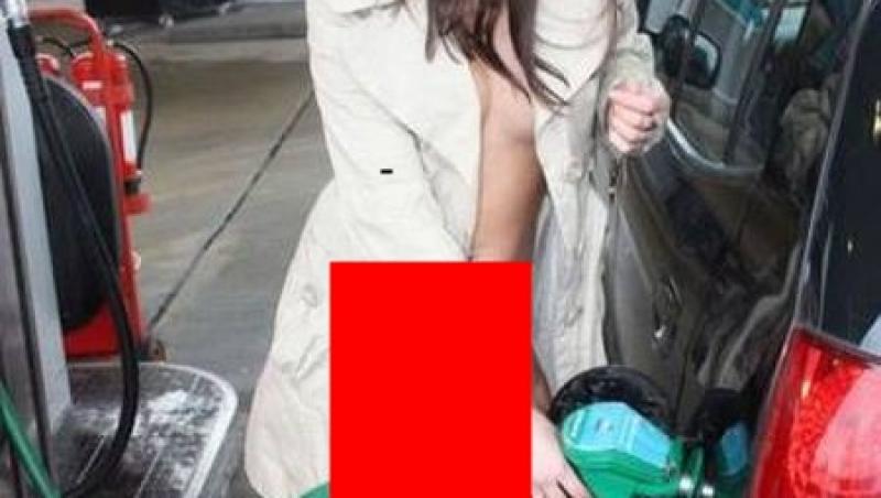 O imagine unică. O doamnă grăbită a uitat să se încheie la haină și a devenit celebră pe internet!