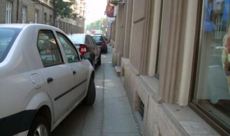 Schimbări importante pentru şoferi! Ministerul de Interne avertizează: Parcarea pe trotuar, ilegală!
