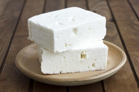 Cum trebuie păstrată brânza în condiții optime, pentru a nu te îmbolnăvi. Nu o pune niciodată pe farfurie!