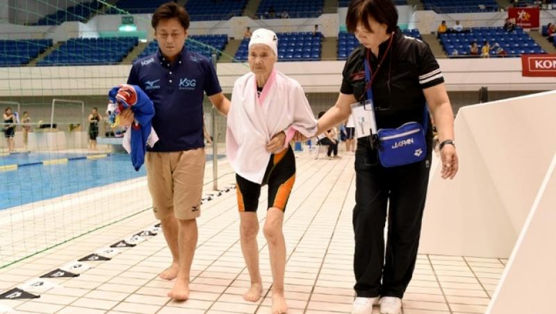 O femeie în vârstă de 101 a înotat pe spate, 400 de metri. A fost la un pas de a câștiga titlul de campioană: 