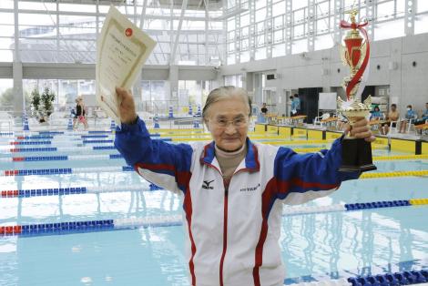O femeie în vârstă de 101 a înotat pe spate, 400 de metri. A fost la un pas de a câștiga titlul de campioană: "Vreau să continui să înot cât de repede pot"