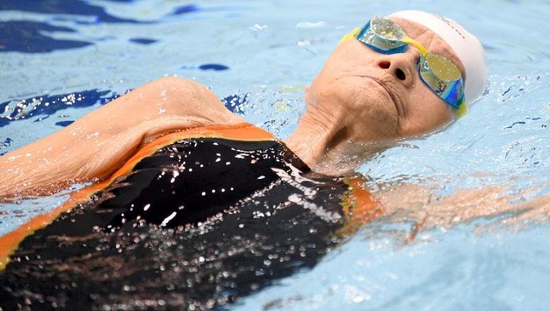 O femeie în vârstă de 101 a înotat pe spate, 400 de metri. A fost la un pas de a câștiga titlul de campioană: 