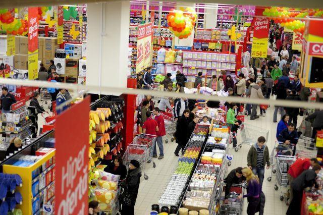 O t&acirc;nără din Lugoj nu a fost lăsată să intre &icirc;n magazin din cauza vestimentației indecente. Părinții s-au revoltat