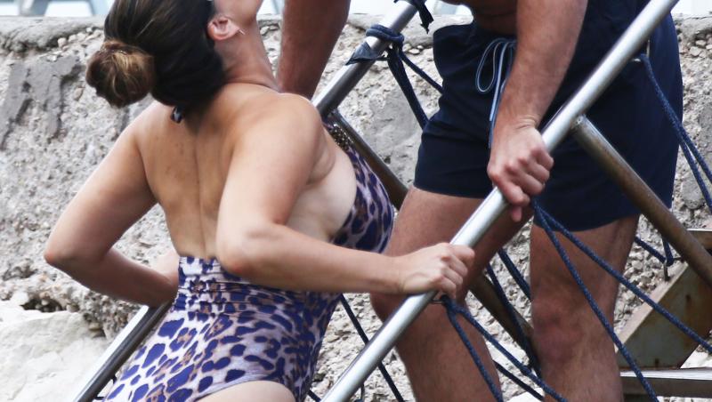 Kelly Brook, super-sexy pe plajă. Modelul britanic, în ipostaze tandre cu iubitul său în însorita Italie!
