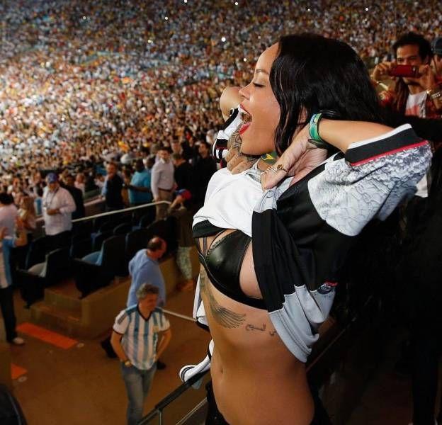 Rihanna, show erotic pe stadion! Vedeta și-a ridicat bluza într-o mare de oameni!