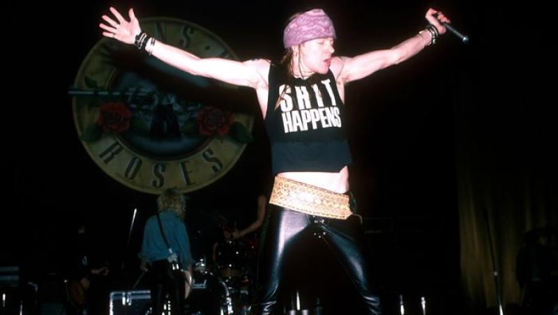 Membrii trupei Guns N' Roses, reținuți pentru posesie de arme de foc. Mesajul lui Axl Rose pentru fani: 