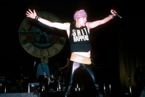 Membrii trupei Guns N' Roses, reținuți pentru posesie de arme de foc. Mesajul lui Axl Rose pentru fani: "Știți, se întâmplă..."