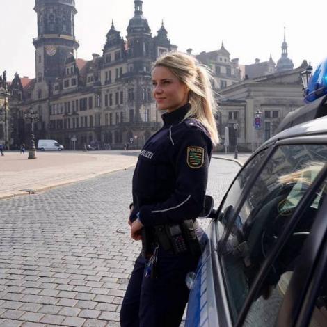 Cea mai sexy polițistă face furori pe internet! Zeci de mii de bărbați ar vrea să fie arestați de ea!