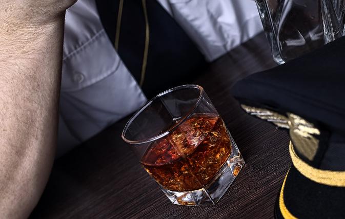 Beți la manșa unui avion! Doi piloţi, arestaţi &icirc;nainte de a decola spre Glasgow. 230 de pasageri au fost in pericol