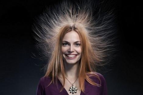 Tu te-ai întrebat vreodată de ce ni se electrizează părul? Răspunsul specialiştilor te va uimi