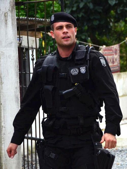 Arătau at&acirc;t de bine, &icirc;nc&acirc;t păreau a face legea &icirc;n toiul petrecerii! O femeie a crezut că mascații sunt stripperi!