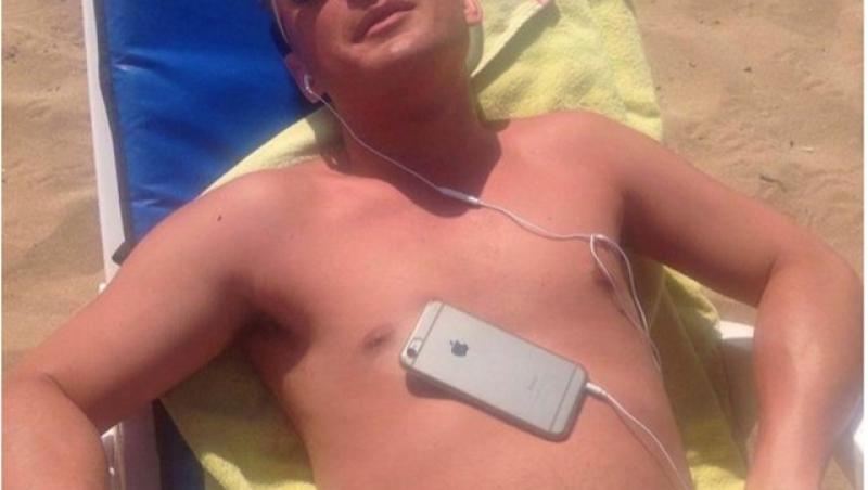 Imagini virale! A adormit cu telefonul pe piept la plajă. Ce s-a întâmplat cu bărbatul după întrece orice imaginaţie