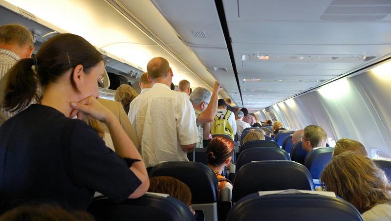 O femeia a intrat în panică, după ce a văzut că o pasageră musulmană din avion trimitea mesaje cu 