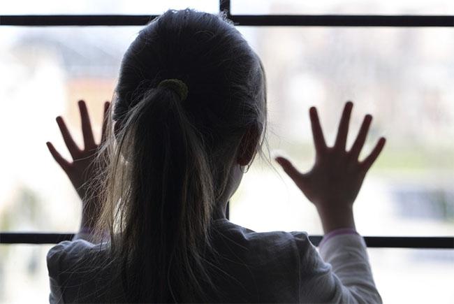 Aproximativ 300.000 de copii din Rom&acirc;nia au părinţii plecaţi la muncă &icirc;n străinătate. Prima măsură anunțată de autorități pentru aceștia