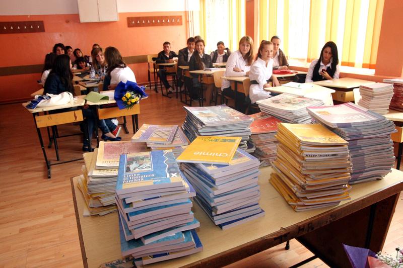 Așa ceva?! Tipografii avertizează că elevii ar putea &icirc;ncepe şcoala fără manuale. Ministerul Educaţiei, somat să aloce bani