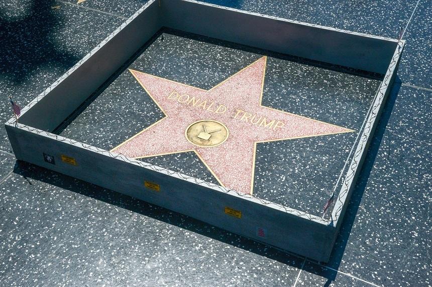 Cadidatul la președinția SUA a fost sabotat! Gard electric &icirc;n miniatură, construit &icirc;n jurul stelei lui Donald Trump de pe Walk of Fame