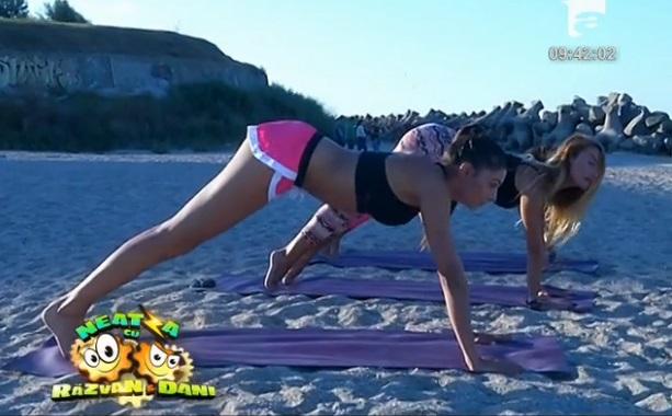 De trei ori sexy! Flavia, Miruna și Amalia au ieșit la yoga pe plajă și au atras toate privirile