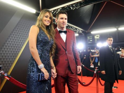 Messi s-a lăsat pe mâna iubitei! Unul dintre cei mai celebri fotbaliști din lume şi-a schimbat look-ul şi şi-a vopsit părul blond