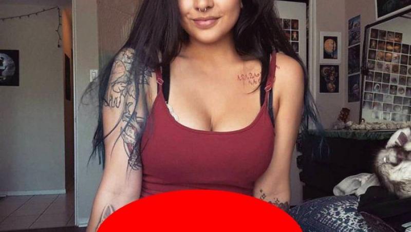 Așa tatuaj mai rar! O brunetă cu sex-appeal și cu mult curaj în fața acului!