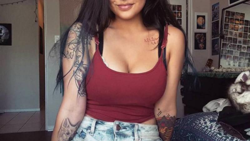 Așa tatuaj mai rar! O brunetă cu sex-appeal și cu mult curaj în fața acului!