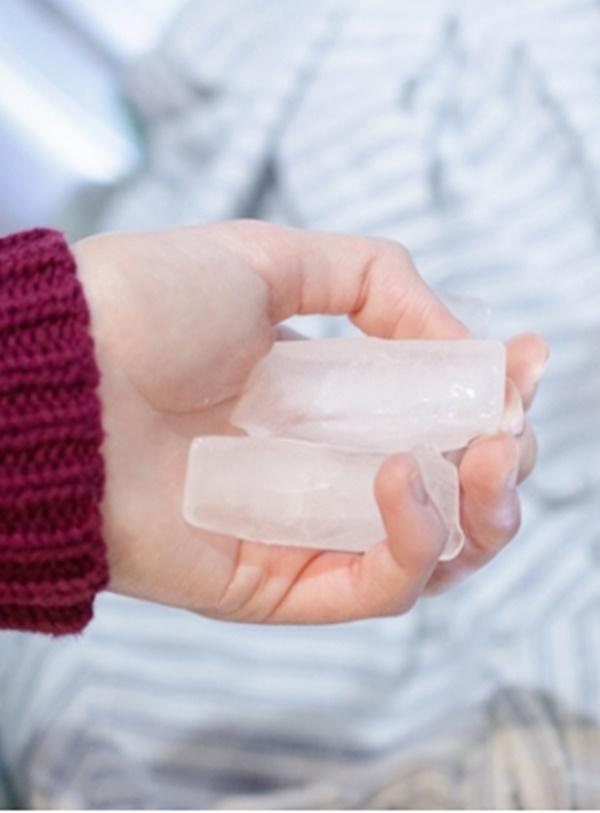 Video! A pus c&acirc;teva cuburi de gheaţă &icirc;n uscătorul de rufe, iar rezultatul a fost neaşteptat. O să &icirc;ţi pară rău că nu ai ştiut asta p&acirc;nă acum